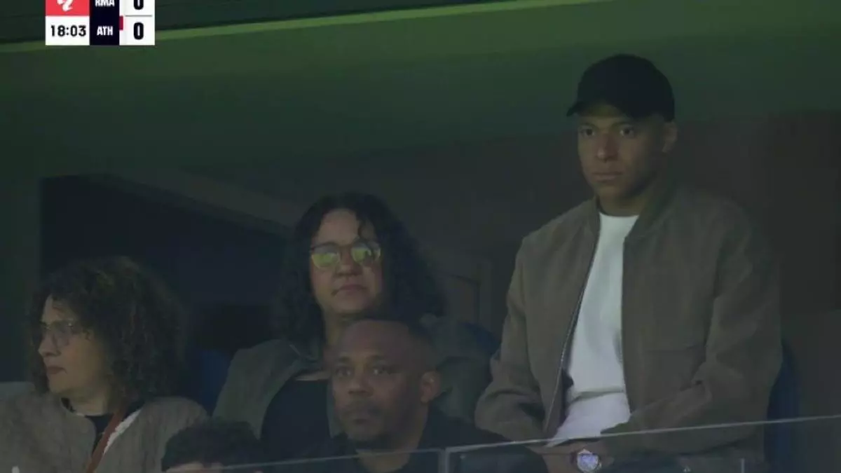 El Bernabéu no indulta a Mbappé: pitos para el francés, lesionado en el palco