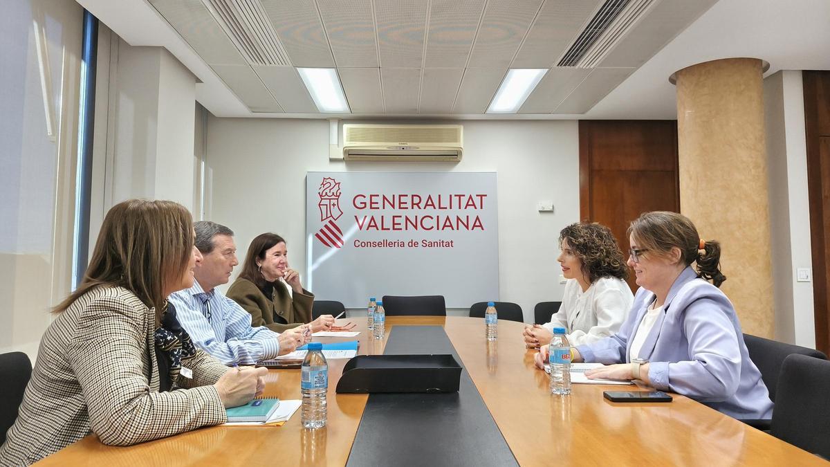 La alcaldesa Cristina Mora y la concejala de Salud, reunidas con el conseller de Sanidad, Marciano Gómez.