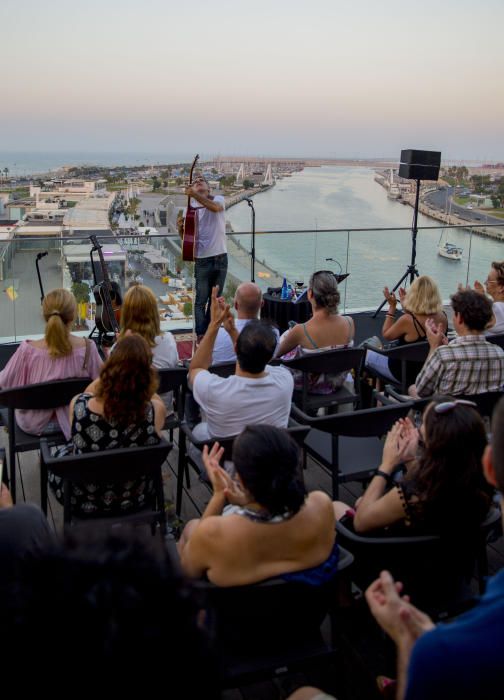 Concierto de Mikel Erentxun en la terraza del Veles i Vents