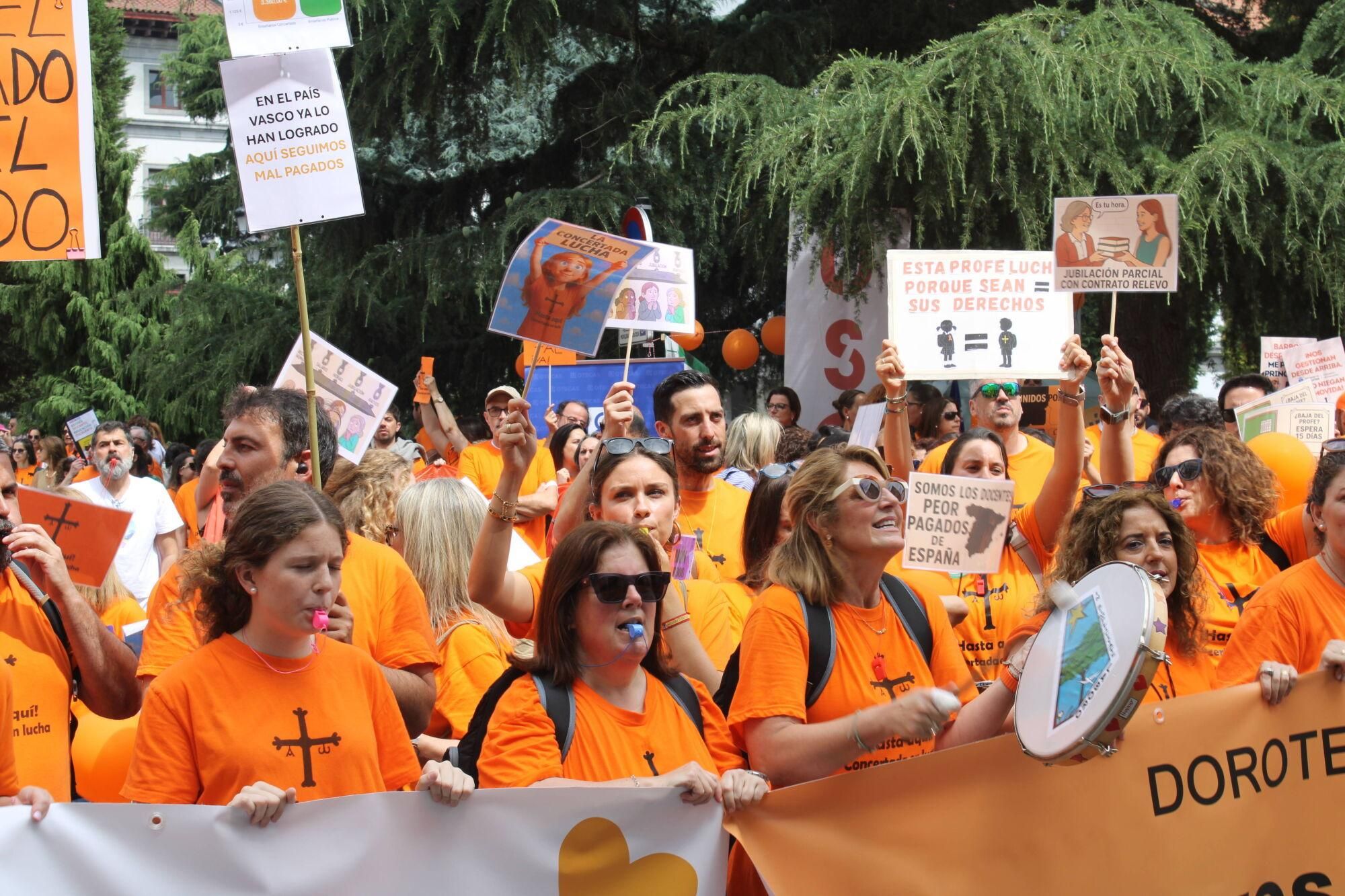 Así fue la multitudinaria marcha naranja de la concertada en Asturias