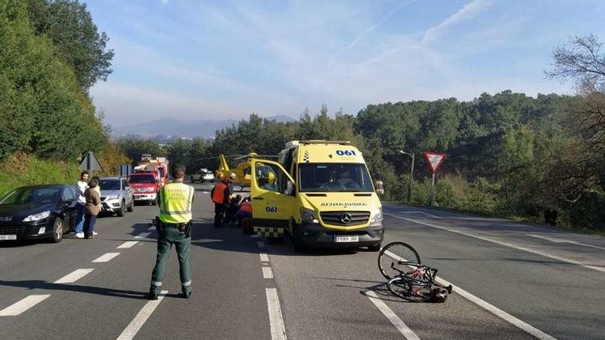 La carretera estuvo cortada durante unos 15 minutos por el aterrizaje del helicóptero. // Tráfico