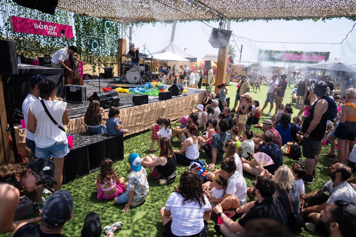 Ambiente del público infantil en el Sónar Kids 2026, en el Parc del Fòrum de Barcelona.