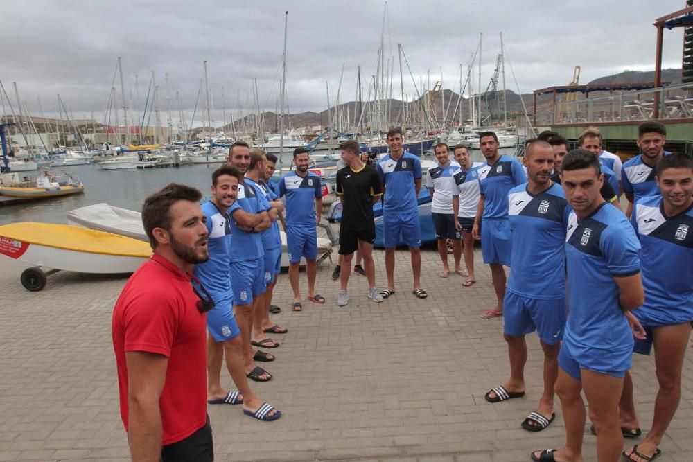 Los jugadores del FC Cartagena en el Club de Regat