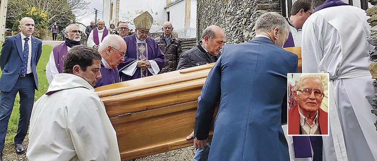 Entrada del féretro en el cementerio de Villacondide, en presencia de Sanz Montes. | T. Cascudo