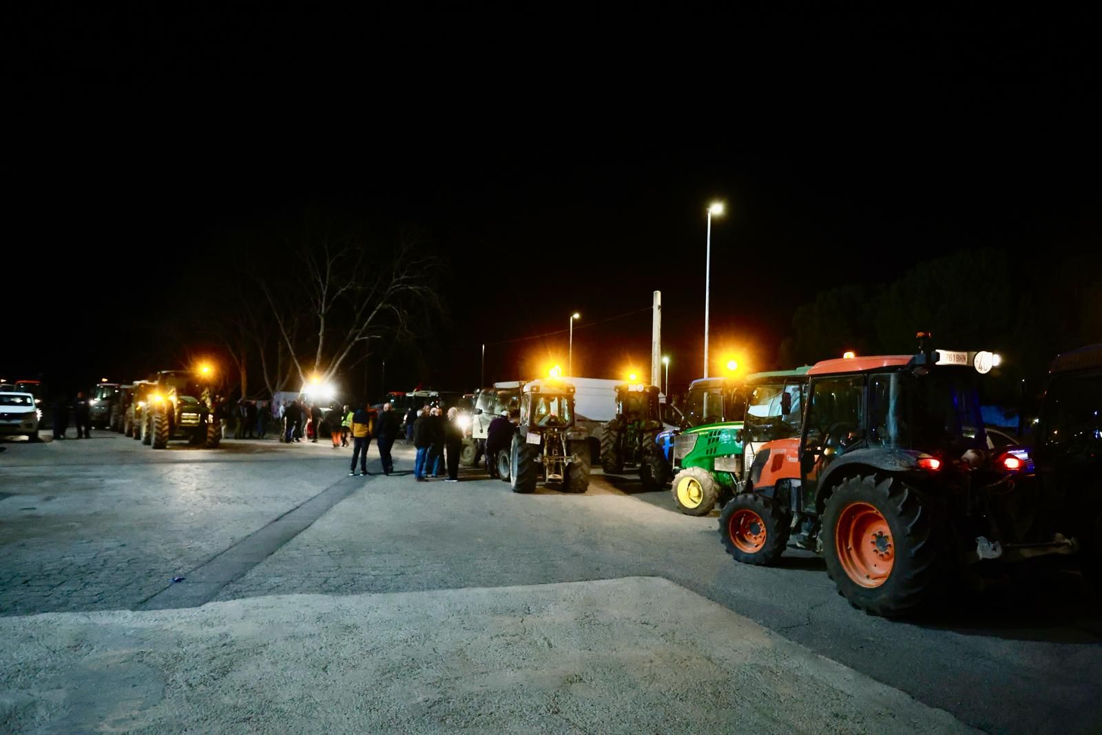 Una caravana de tractores irrumpe en dirección a València