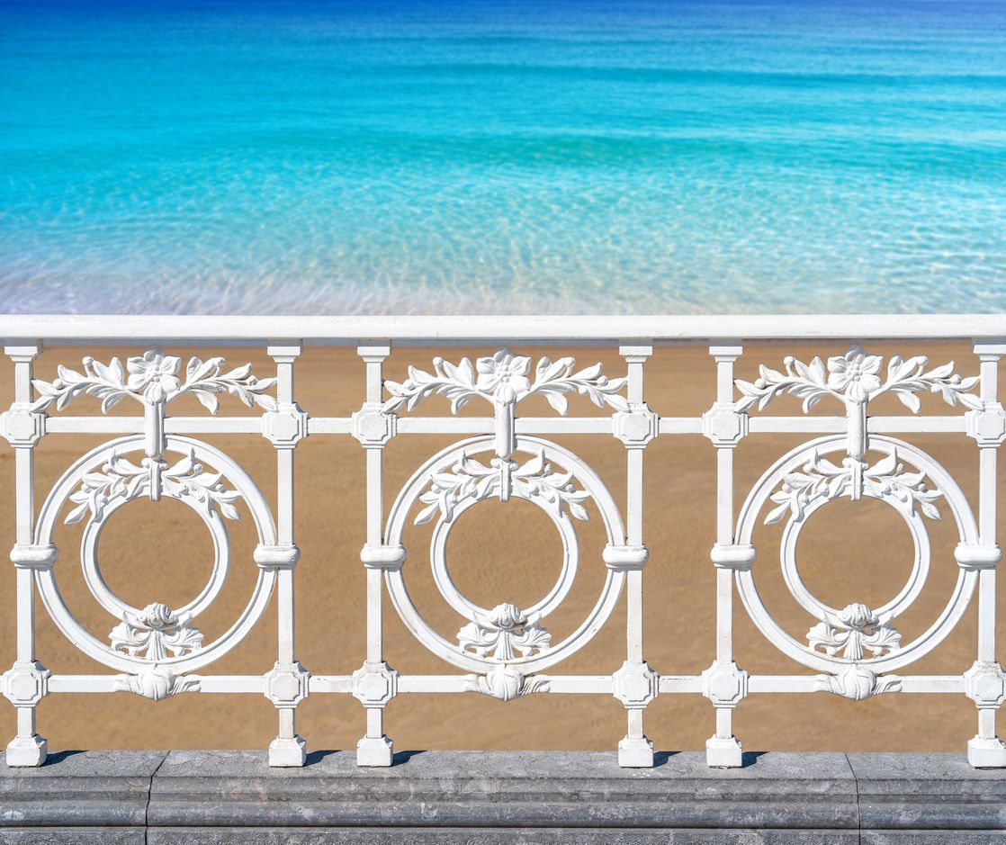 Detalle de barandilla blanca de San Sebastián en la Playa de La Concha.