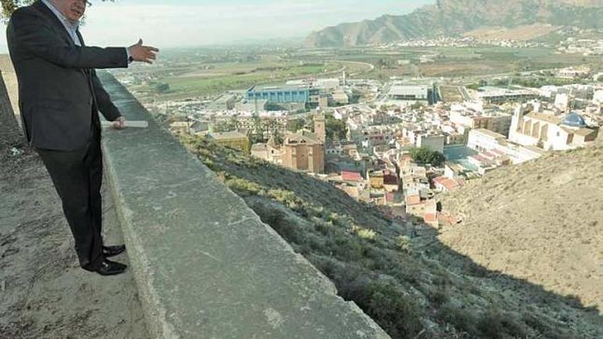 El edil Abadía observaba el muro del Seminario, todavía sin reparar, ayer