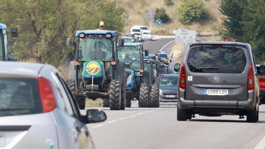 Mig centenar de pagesos i una quinzena de tractors fan una marxa lenta per exigir solucions per l’excedent de raïm