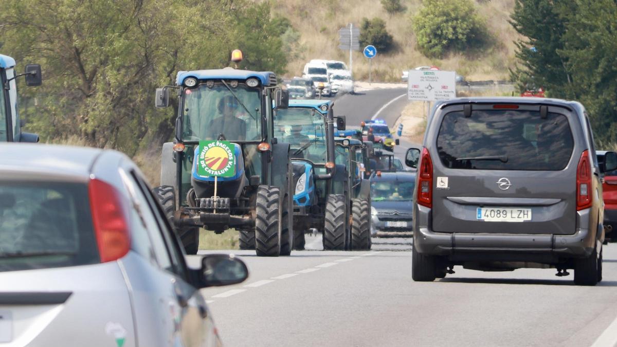 Marxa lenta d’Unió de Pagesos per reclamar mesures estructurals per aturar la crisi d’excedents de raïm.