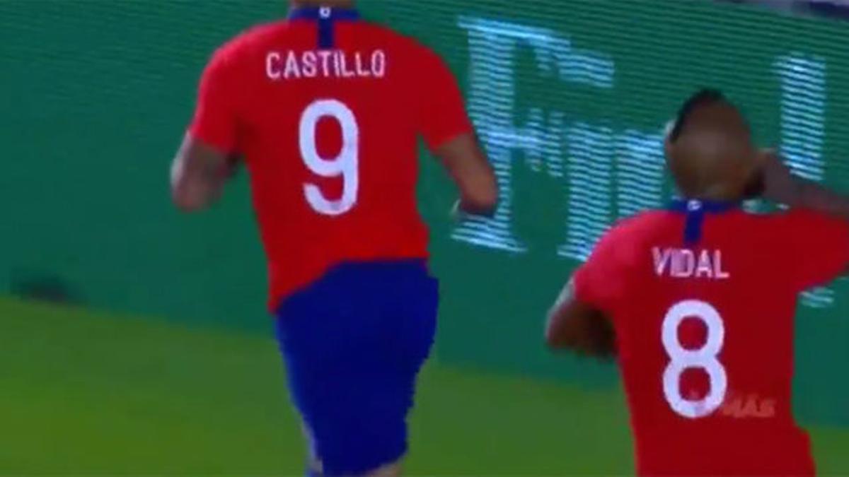 Arturo Vidal manda callar a los aficionados de México en la celebración del gol de Castillo