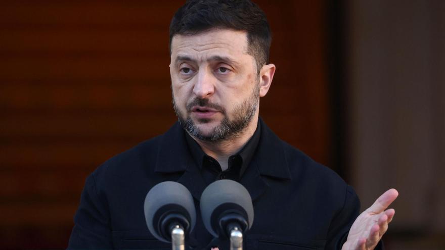 El presidente de Ucrania, Volodímir Zelenski, durante la rueda de prensa que ha ofrecido este martes en Dublín.