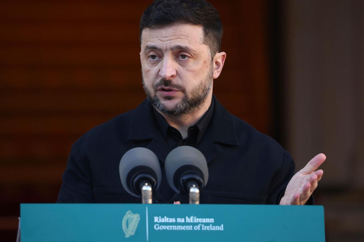 El presidente de Ucrania, Volodímir Zelenski, durante la rueda de prensa que ha ofrecido este martes en Dublín.