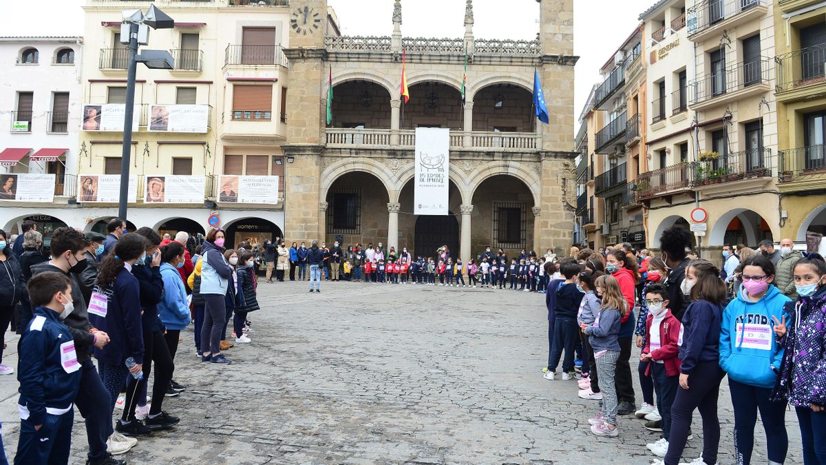 Niños y autoridades, en el minuto de silencio guardado en Plasencia por la guerra en Ucrania.