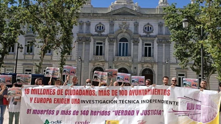 Víctimas del Alvia frente al Tribunal Supremo.