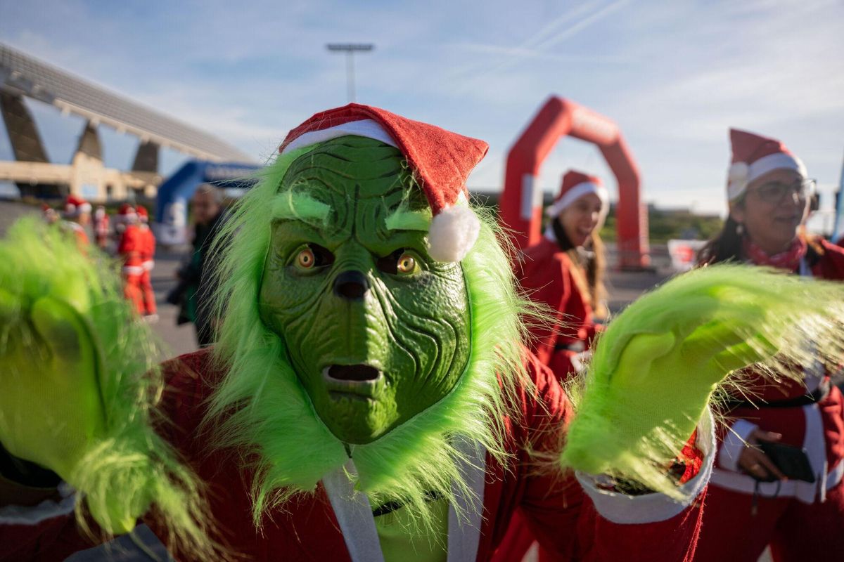 Cientos de Santa Claus corren por Barcelona en la primera Cursa del Pare Noel