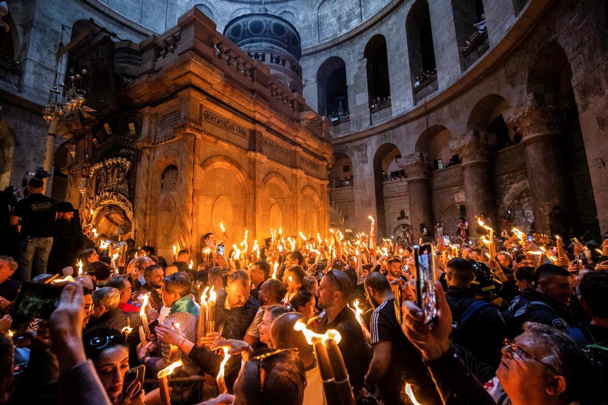 Cristianos ortodoxos celebran “Fuego Sagrado” en Jerusalén. eregrinos cristianos ortodoxos sostienen velas durante la ceremonia del Fuego Sagrado, un día antes de la Pascua ortodoxa, el sábado 15 de abril de 2023 en la Iglesia del Santo Sepulcro en la Ciudad Vieja de Jerusalén, donde muchos cristianos creen que Jesús fue crucificado y enterrado antes de resucitar.