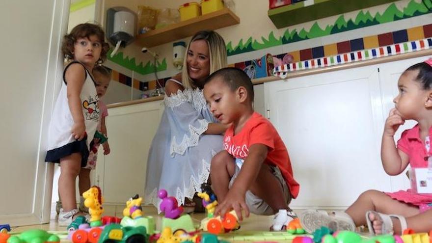 La delegada de Educación junto a algunos niños escolarizados en el C.E.I. Piola .