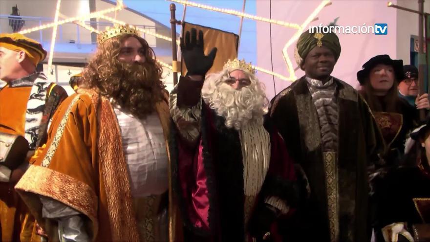 El Campello recibió a los Reyes Magos de Oriente a pesar de las inclemencias meteorológicas