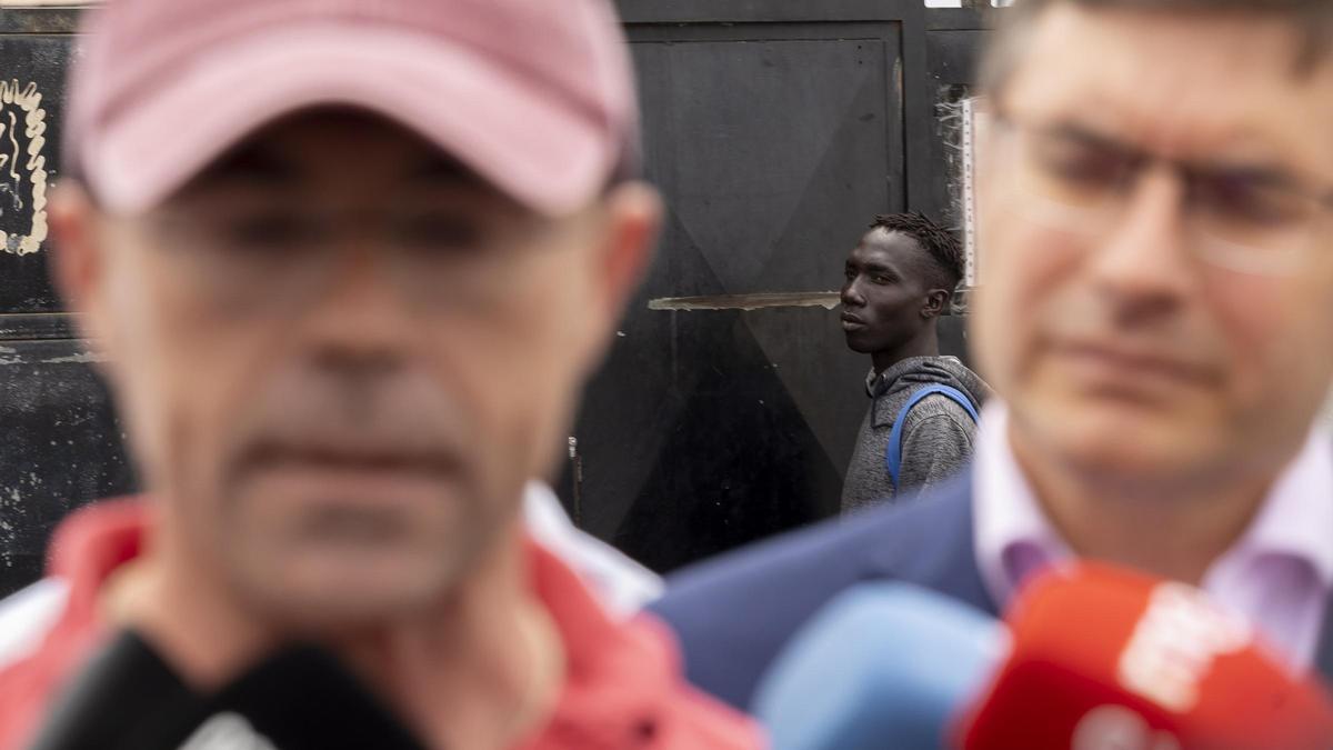 Jorge Buxadé y Nicasio Galván, en las puertas del centro de acogida de migrantes Canarias 50, en La Isleta.