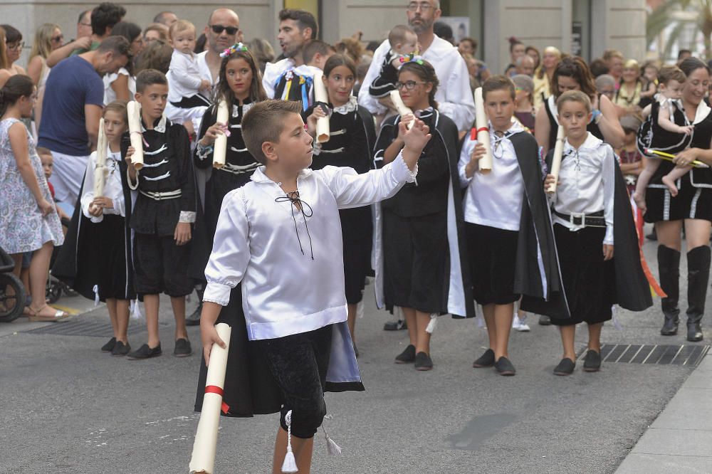 Los Moros y Cristianos reúnen a 350 niños en un desfile por las calles de Elche y la Gestora de Festejos Populares celebra una fiesta infantil en el Paseo de la Estación