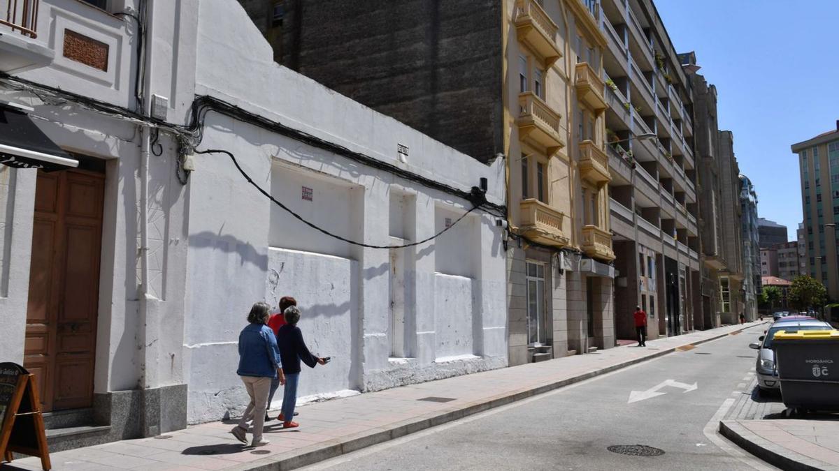 Tapiado en color blanco, el solar a subasta de Defensa en la calle Adelaida Muro. |   // VÍCTOR ECHAVE