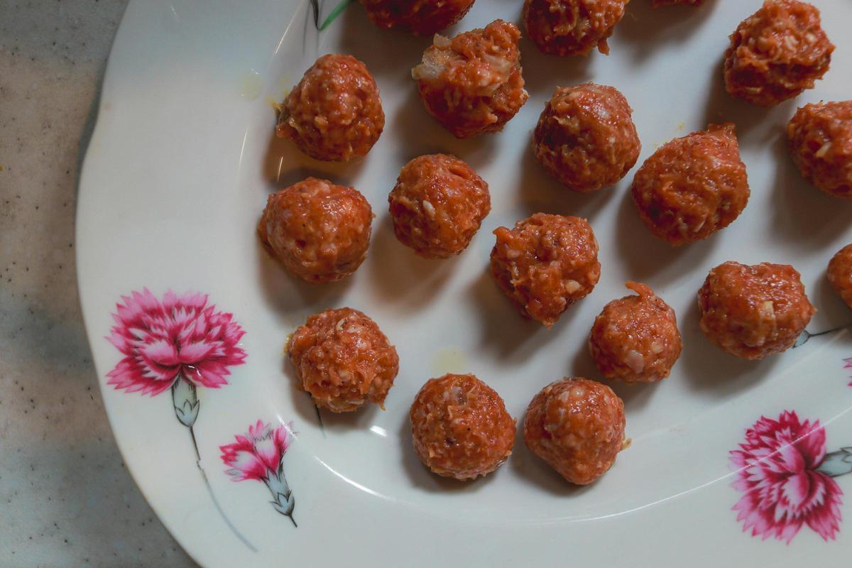 Albóndigas caseras antes de pasar por el rebozado.