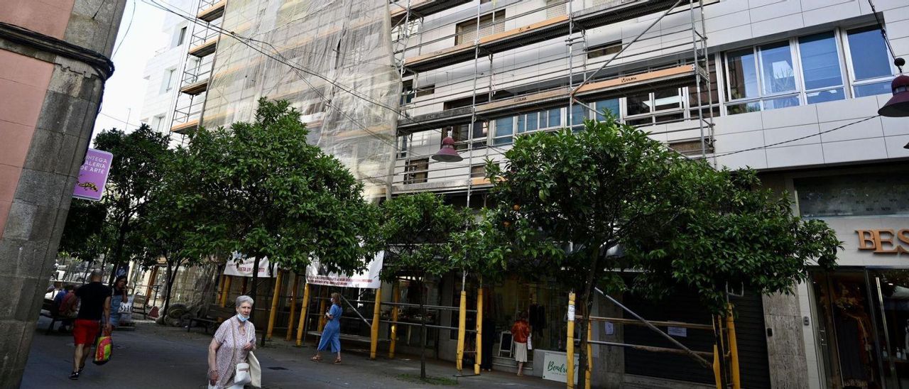 Andamio en una fachada de un edificio en el centro de Pontevedra.
