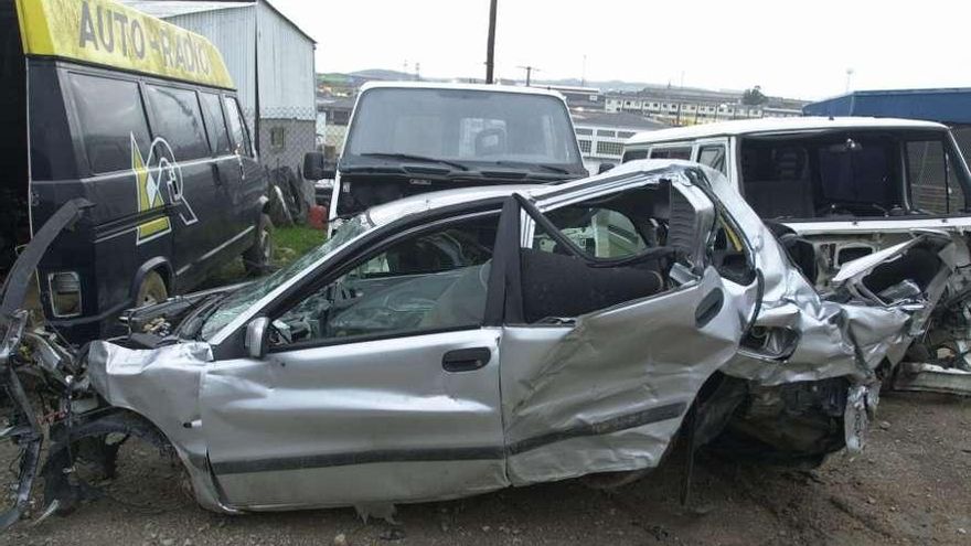 Un coche abandonado en un desguace de la comunidad.