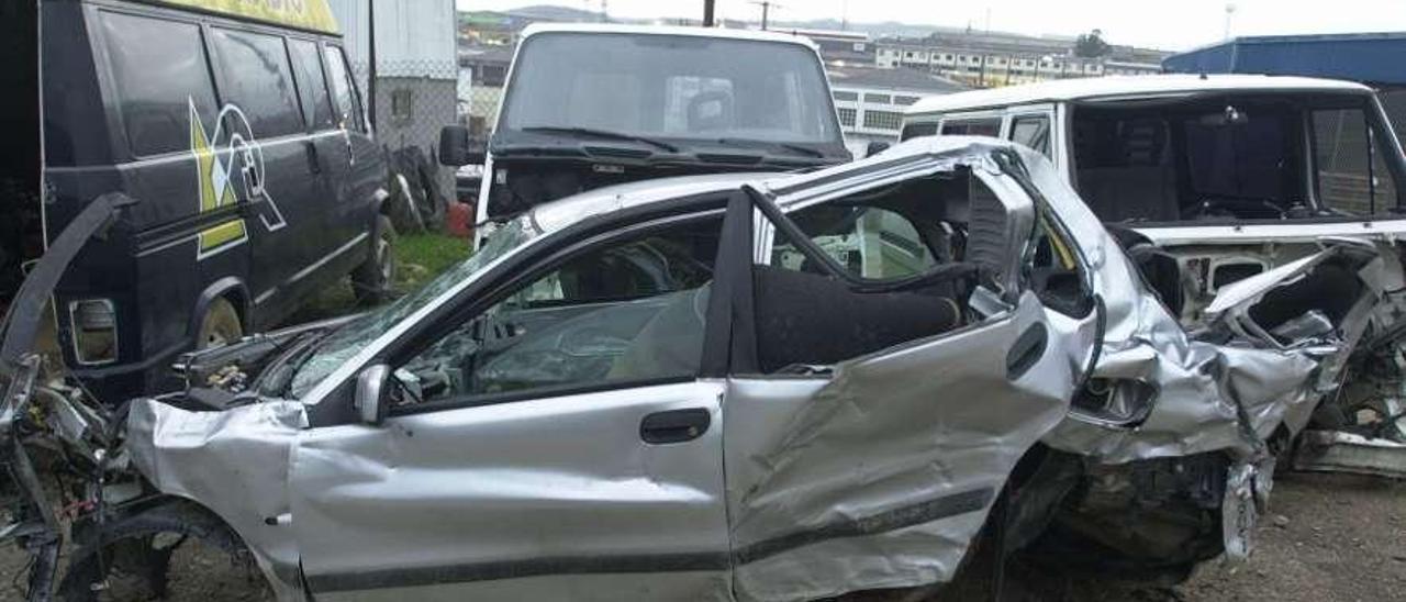 Un coche abandonado en un desguace de la comunidad.