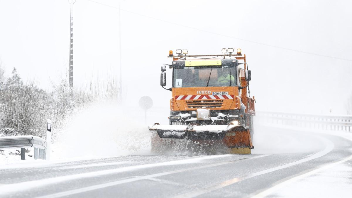 Un camión quitanieves limpia la N-VI en Pedrafita do Cebreiro