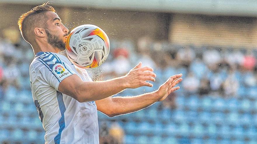 Jérémy Mellot controla el balón durante el partido ante el Sporting.