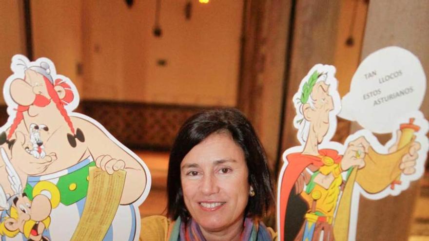 María Xosé Rodríguez, ayer, con un ejemplar del último &quot;Astérix&quot;.