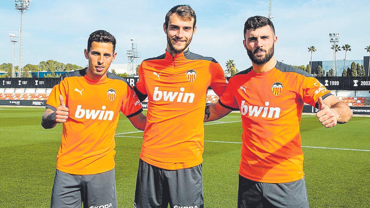 Christian Oliva, Francisco Ferreira «Ferro» y Patrick Cutrone, ayer en la ciudad deportiva.