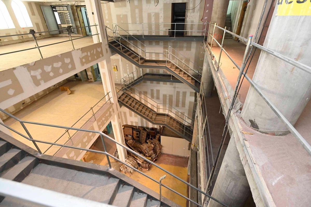 "Halls" y escaleras para comunicar las plantas de edificio