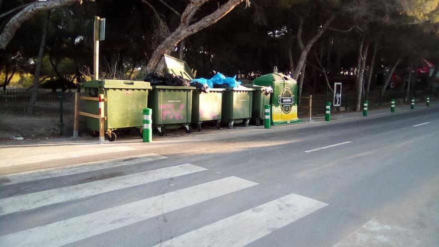 Trasladan los contenedores que invaden el carril peatonal en Ses Covetes