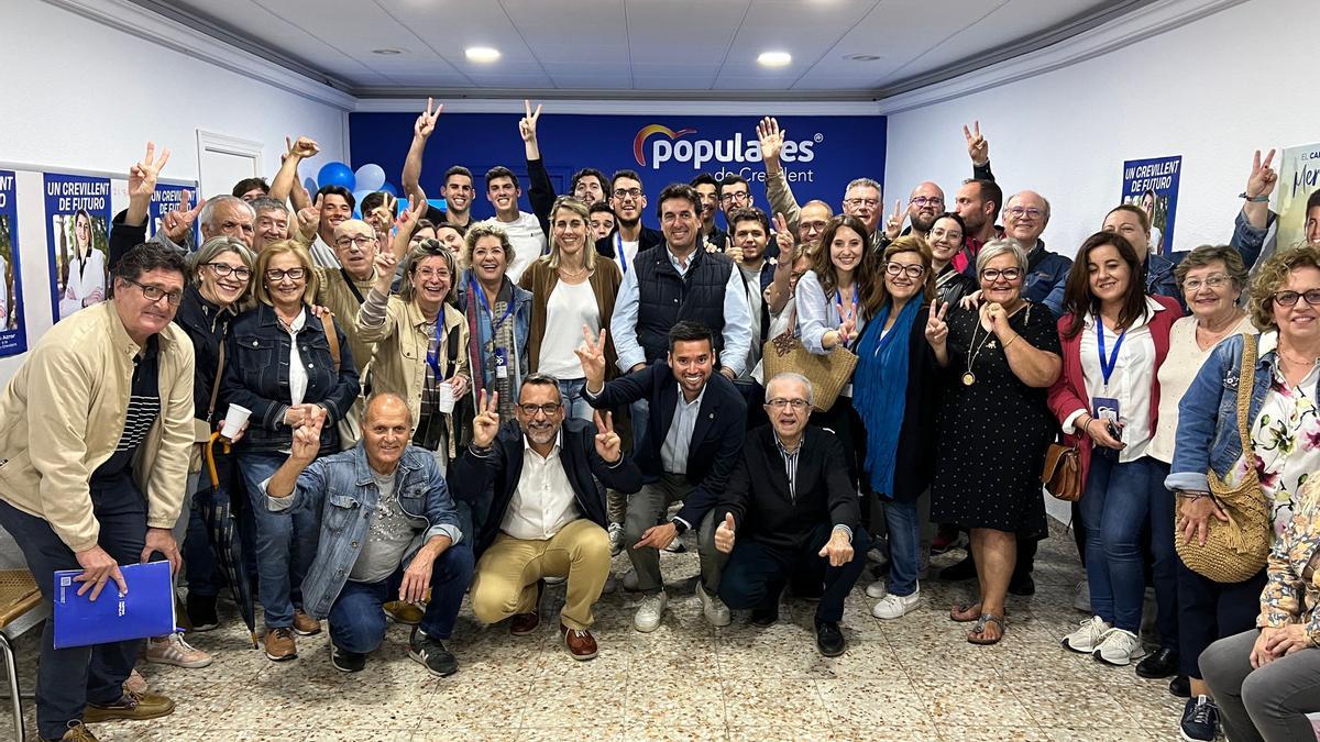 Equipo electoral y candidatos del PP en Crevillent tras conocer la victoria de Lourdes Aznar, que será la primera alcaldesa de Crevillent