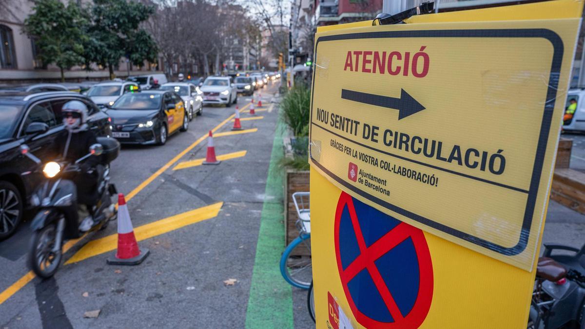 Cartel de aviso por un cambio de sentido de la circulación a causa de las obras de FGC, en Barcelona.