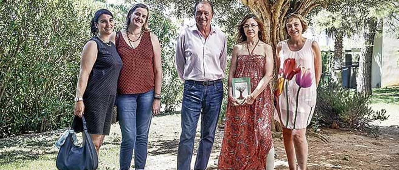 Jennifer Prata, Maria Francisca Morell, Miquel Oliver, AntÃ²nia Maria Llofriu y Tania Salas posan para este diario.