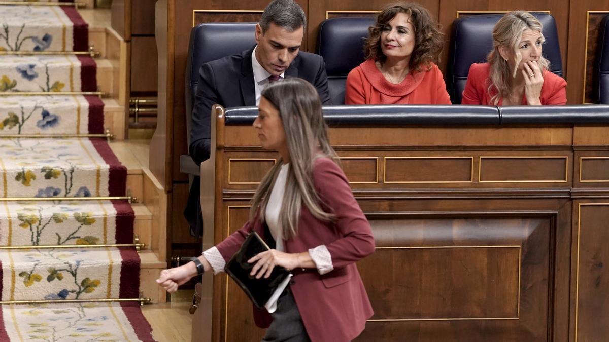 La portavoz de Junts, Míriam Nogueras, pasa ante el presidente del Gobierno, Pedro Sánchez.