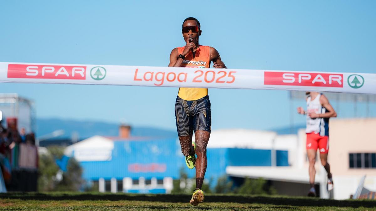 Thierry Ndikumwenayo entra en la línea de meta de Lagoa (Portugal).