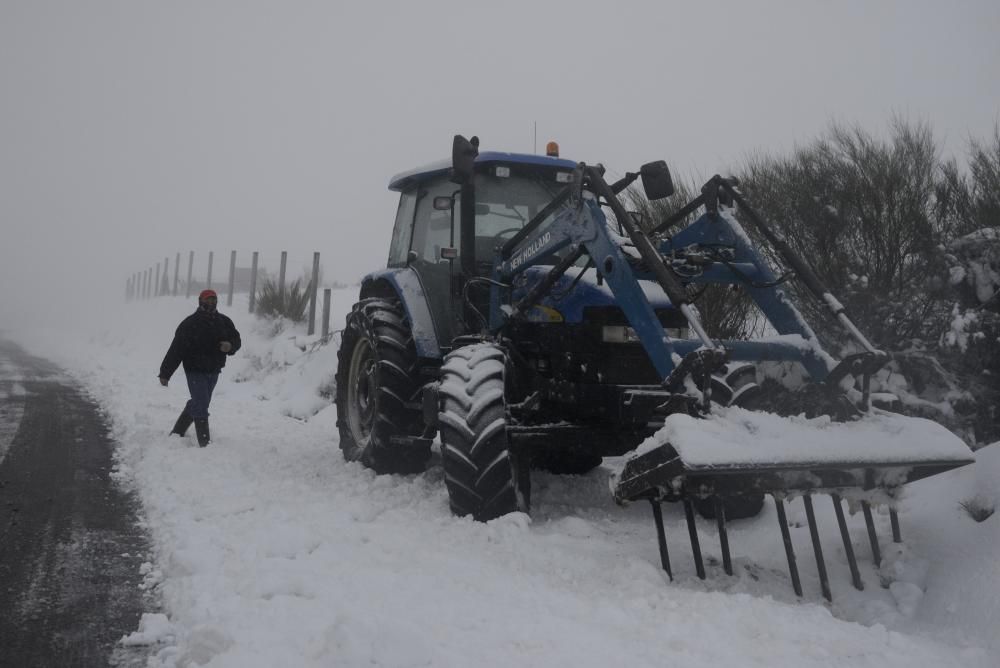 La nieve complica la circulación en las zonas altas de Ourense