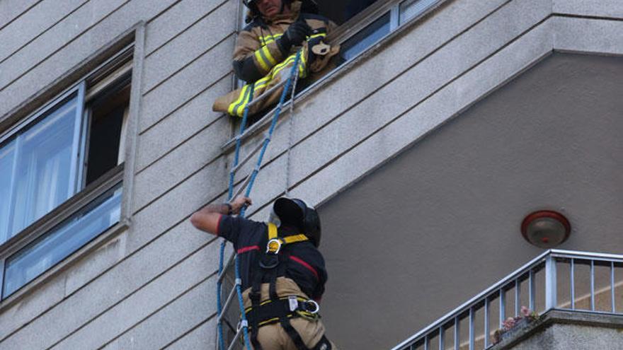 Los bomberos rescatan a una mujer de un sexto piso // Nick