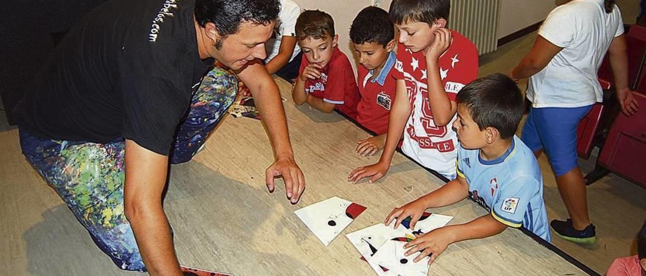 Niños de Valga en el taller centrado en la vida y obra de Miró. // FDV