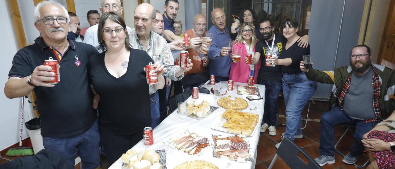 Los candidatos de Cambia Avilés, ayer, en la sede de Podemos.