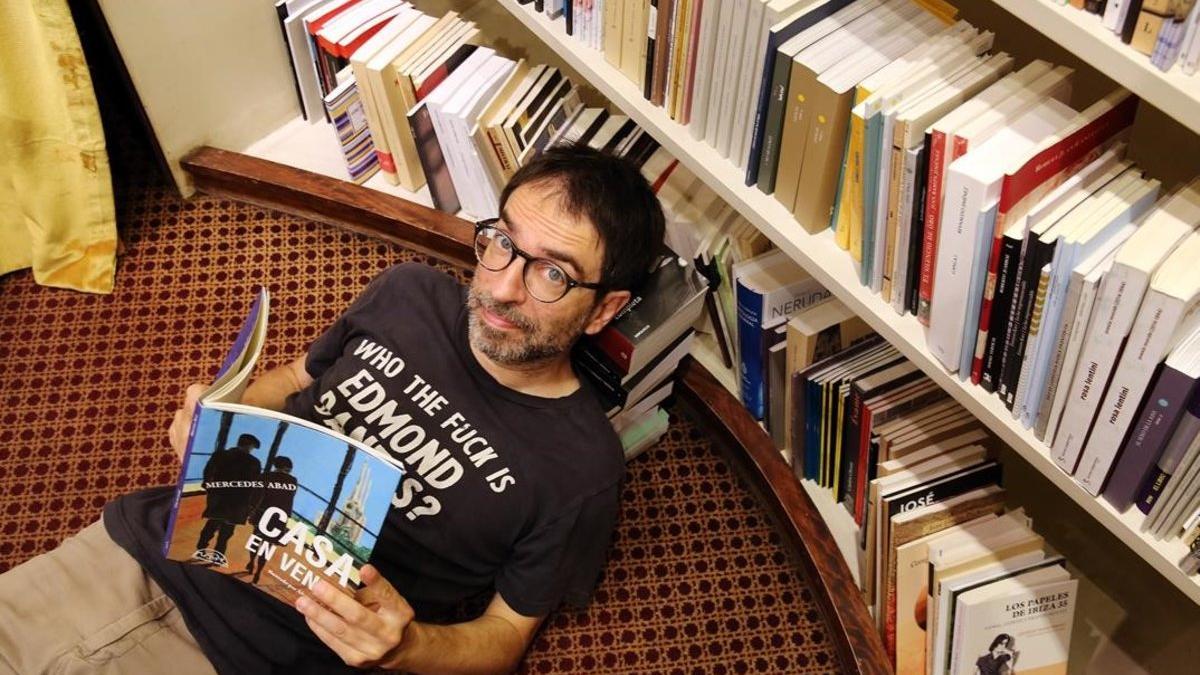Xavier Vidal, de Nollegiu, en su librería con su recomendación de lectura: `Casa en venta¿, de Mercedes Abad.