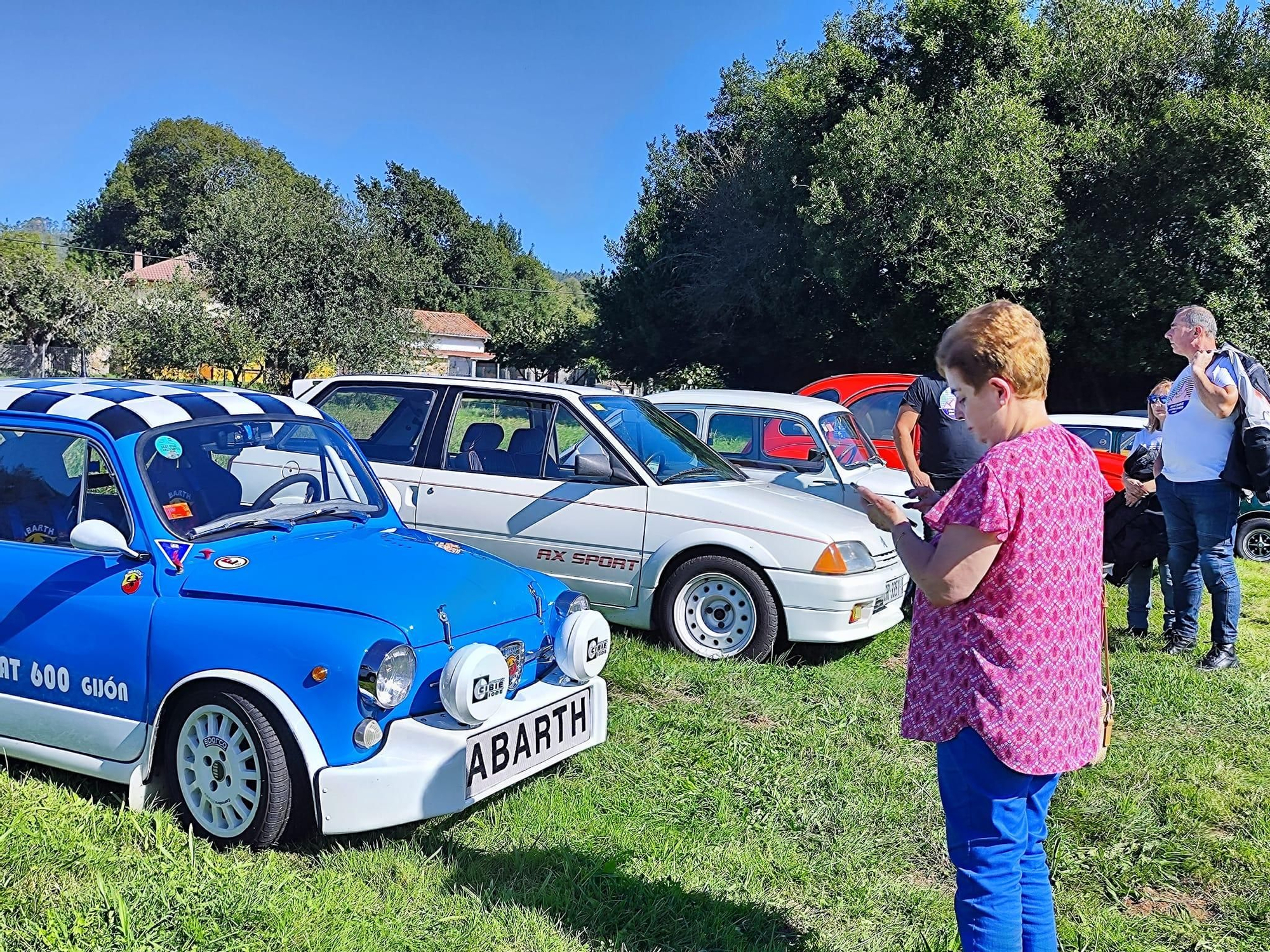 El rugir de los clásicos anima Grases: así fue la primera concentración de coches antiguos
