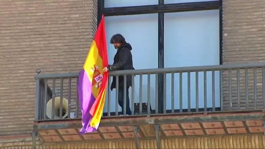 La bandera republicana ondea en diferentes edificios oficiales