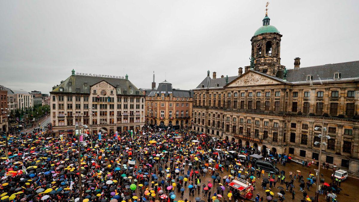 Manifestantes contra las restricciones en Ámsterdam.