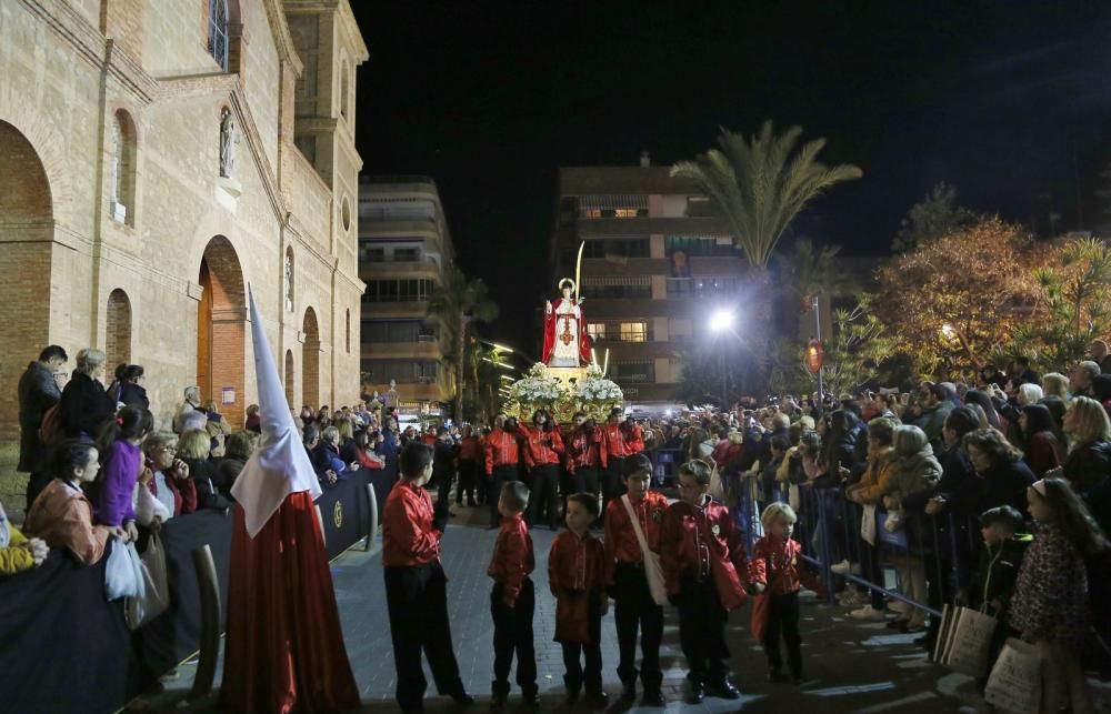 Algunas de las imágenes decanas de la Semana Santa se acercaron al mar y los paseos en Martes Santo