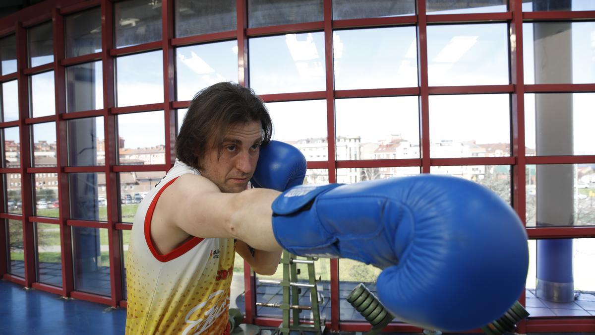 Iván Buselo, en el gimnasio de la comisaría.